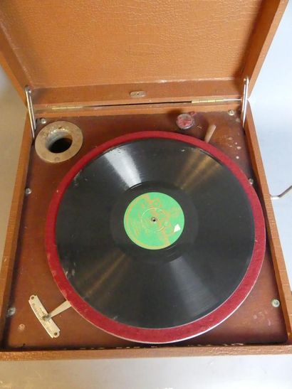 PATHE. Gramophone PATHE. Gramophone en caisse. Dimensions : 18 x 35 x 35 cm