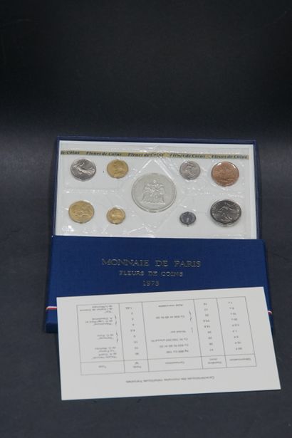 Monnaie de Paris MONNAIE DE PARIS. Coffret "Fleurs de Coins" année 1975 comprenant...
