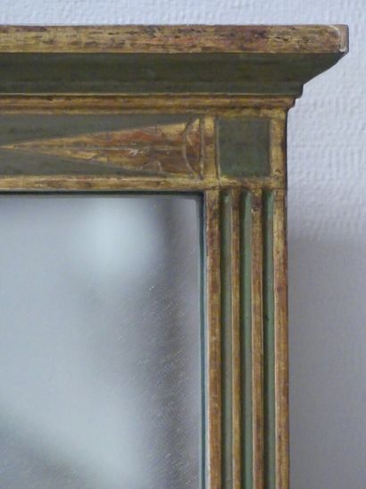 Miroir à décor de pilastres Miroir avec encadrement vert et doré en bois à décor...