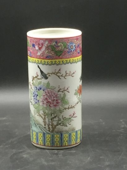 CHINE. Vase cylindrique en porcelaine CHINE, XXème siècle

Vase cylindrique en porcelaine...