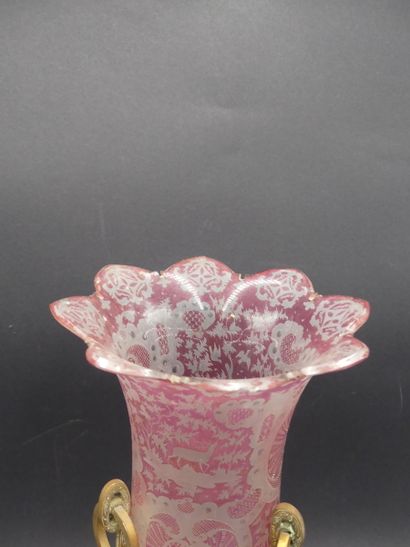 Vase tulipe en verre givré blanc et rose à décors Vase tulipe en verre gravé blanc...