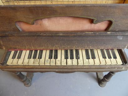 Un piano pour enfant en bois naturel Un piano pour enfant en bois naturel.

En l'état.

Dim...