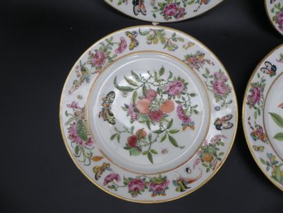 null CHINE. Suite de 4 assiettes en porcelaine à décor polychorme de papillons. XIXème...