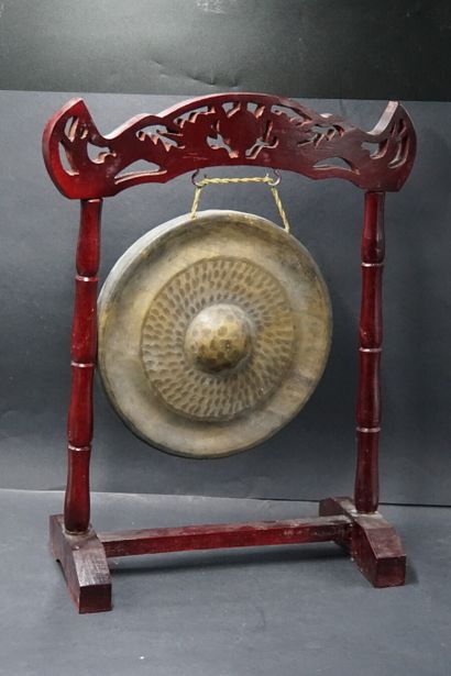 null ASIE. Gong en métal sur un support en bois. Diamètre du gong : 29 cm
