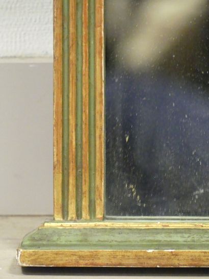 Miroir à décor de pilastres Miroir avec encadrement vert et doré en bois à décor...