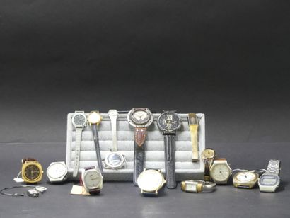 Réunion de montres bracelets et pièces détachées. Réunion de montres bracelet et...