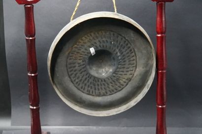 null ASIE. Gong en métal sur un support en bois. Diamètre du gong : 29 cm