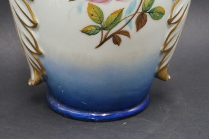 Vase Vase de mariée en porcelaine blanche à décor de fleurs. Epoque Louis Philippe....