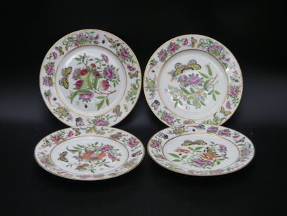 null CHINE. Suite de 4 assiettes en porcelaine à décor polychorme de papillons. XIXème...