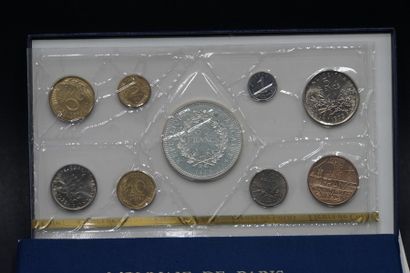 Monnaie de Paris MONNAIE DE PARIS. Coffret "Fleurs de Coins" année 1975 comprenant...