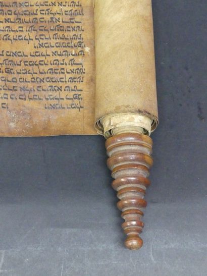 Rouleau de Bible Hébraïque. Rouleau de Bible Hébraïque, Manuscrit de 18 feuillets...