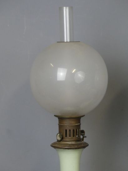 PAIRE DE LAMPES Paire de lampes à pétrole en porcelaine, couleur céladon. 

Un globe...