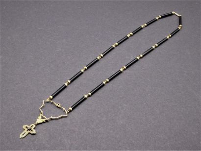 Collier pendentif crucifix. Collier en perles noires de forme baguette, avec crucifix...