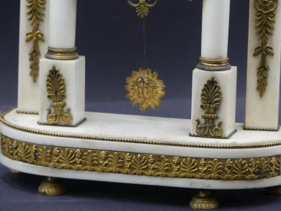Pendule Temple Pendule Temple en marbre blanc à ornemntation de bronze doré. Epoque...