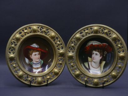 Paire d'assiettes Paire d'assiettes en porcelaine polychrome aux portrait de femmes....