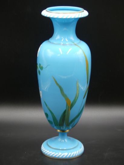 Vase en verre opalin. Vase balustre en verre opalin bleu à décor émaillé de fleurs....