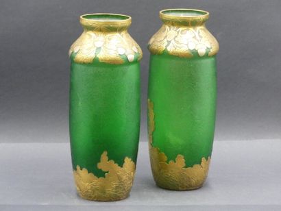 MONTJOYE. Paire de vases MONTJOYE. Paire de vases en verre givré sur fond vert à...