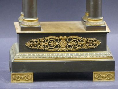 Pendule portique Pendule portique en bronze patine mate et dorée. Epoque Charles...