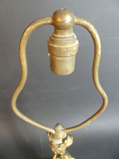 Lampe Art Nouveau Pied de lampe en bronze patiné en forme de femme. Socle de marbre...