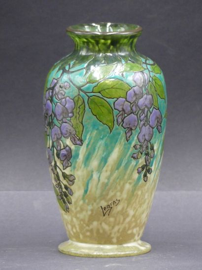 LEGRAS. Vase en verre vert . LEGRAS. Vase en verre vert à décor de fleurs. SIgné...