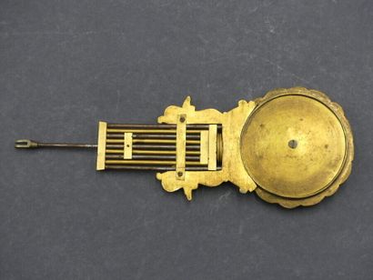 Pendule portique Pendule portique en bronze patine mate et dorée. Epoque Charles...
