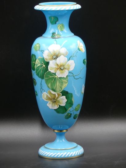 Vase en verre opalin. Vase balustre en verre opalin bleu à décor émaillé de fleurs....
