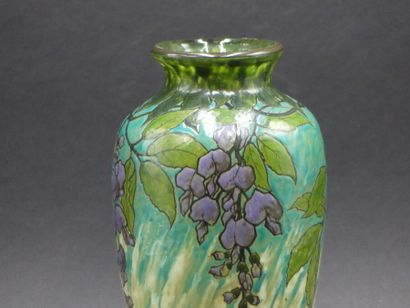 LEGRAS. Vase en verre vert . LEGRAS. Vase en verre vert à décor de fleurs. SIgné...