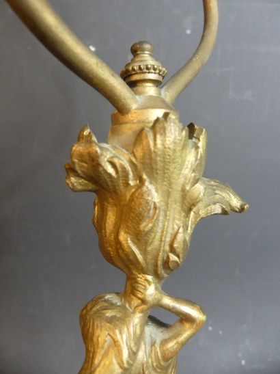 Lampe Art Nouveau Pied de lampe en bronze patiné en forme de femme. Socle de marbre...