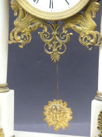 Pendule Temple Pendule Temple en marbre blanc à ornemntation de bronze doré. Epoque...
