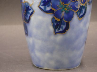 Camille THARAUD Camille THARAUD à Limoges. Vase en porcelaine de forme ovoïde à décor...