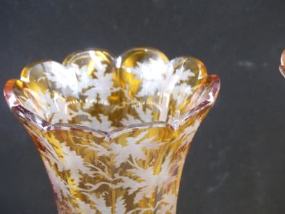 BOHEME. Paire de vases. Paire de vases en Cristal de Bohême jaune à pans coupés et...
