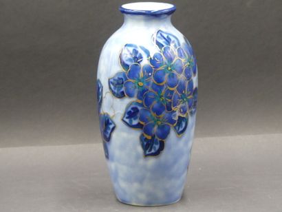 Camille THARAUD Camille THARAUD à Limoges. Vase en porcelaine de forme ovoïde à décor...