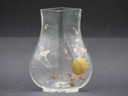 BACCARAT. Vase BACCARAT. Vase en cristal à section quadrangulaire à décor de lune...