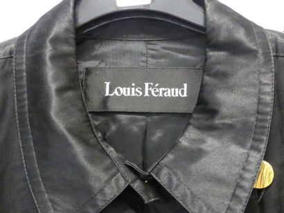 null Louis FERAUD. Imperméable noir, taille 40 environ. Manque la ceinture.