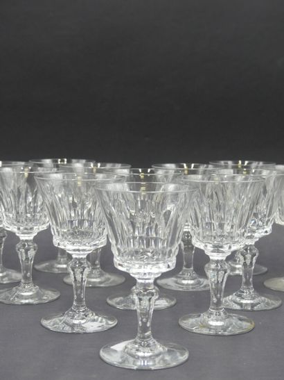 BACCARAT BACCARAT. Service comprenant 2 carafes et 12 verres en cristal taillé. Tamponnés...