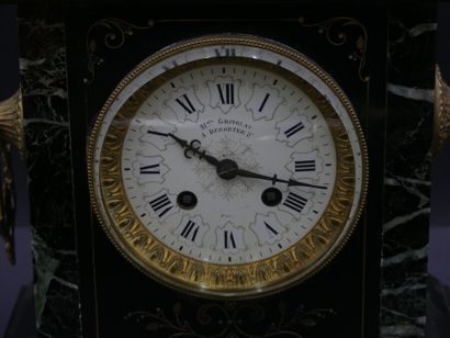 null Horloge en marbre noir . Epoque Napoléon III. Dimensions : 50 x 24 x 13 cm.