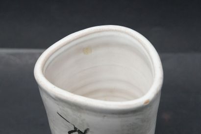 Vase en céramique Vase en céramique émaillée à décor de frise préhistorique. Signé...