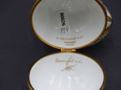 Boîte Ribière à Limoges. Boite en porcelaine polychrome. Longueur : 8.5 cm. Joint...