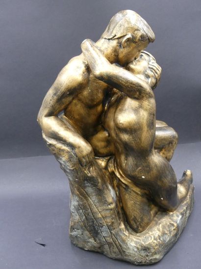 null D'après Le Baiser de Rodin, sculpture en platre. Hauteur: 53cm. Quelques éc...