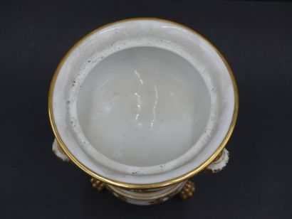 Sucrier en porcelaine blanche Sucrier en porcelaine blanche à base circulaire, peids...