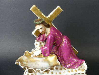 Bénitier et Christ portant la croix en porcelaine polychrome Bénitier et Christ portant...