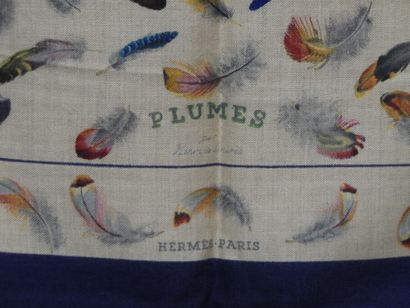 null HERMES. Carré en cachemire modèle Plumes dessiné par Henri de Linarès. Avec...