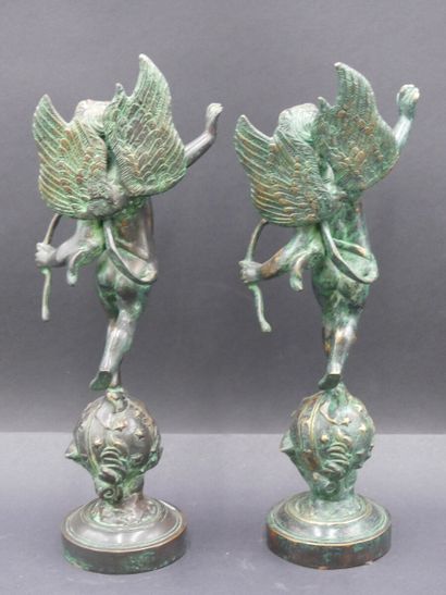  Paire d'angelots en bronze patiné . XX ième siècle. hauteur 50 cm.