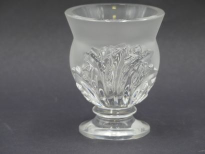 LALIQUE FRANCE LALIQUE FRANCE. Coupe sur peids en cristal dépoli à décor de feuilles....