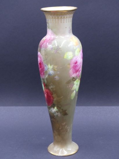 Royal Doulton. ROYAL DOULTON. Vase en porcelaine à décor polychrome de fleurs. Signé...