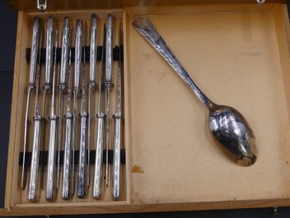 ARGENTAL. Ménagère ARGENTAL. Ménagère en métal argenté 12 couteaux de table, 12 fourchettes...