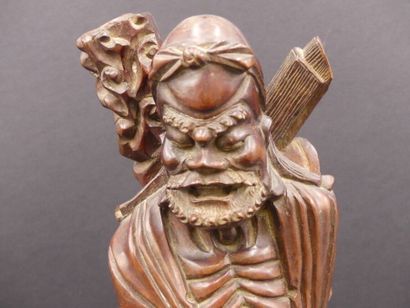 CHINE - SAGE debout CHINE - SAGE debout en bois sculpté et patiné. Hauteur : 35.5...