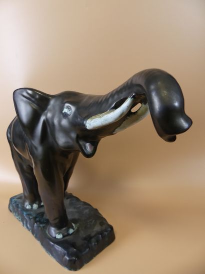 Elephant en métal à patine noire Elephant en métal peint noir rehaussé de blanc au...
