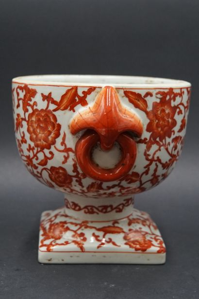 CHINE. Pot couvert en porcelaine blanche CHINE. Pot couvert en porcelaine blanche...