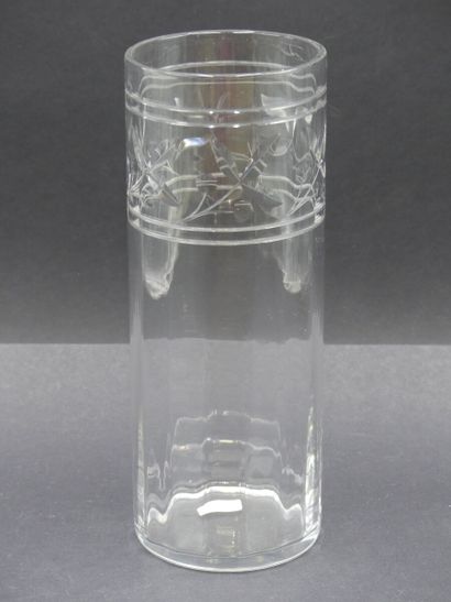 BACCARAT. Vase cylindrique BACCARAT. Vase cylindrique en cristal à décor de fleurs...